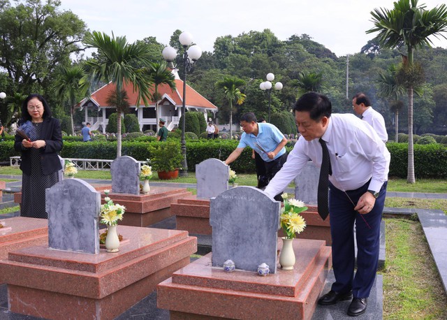 Dâng hương tưởng niệm các anh hùng liệt sĩ tại Thành phố Điện Biên - Ảnh 4.