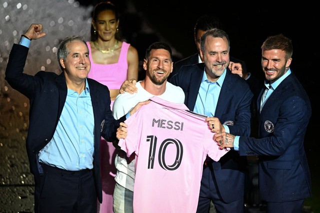 Messi ra mắt Inter Miami trong sự chứng kiến của hơn 18.000 khán giả - Ảnh 6.