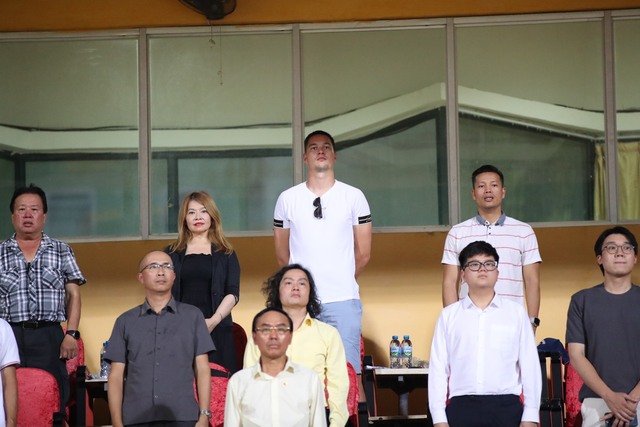 Filip Nguyễn bất ngờ đến sân chứng kiến tận mắt Đặng Văn Lâm so tài với dàn tuyển thủ Việt Nam - Ảnh 3.