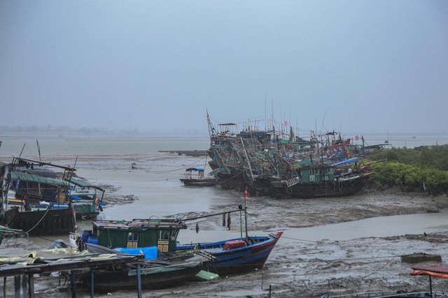 Quảng Ninh: Tàu thuyền nối đuôi nhau “trốn bão Talim”  - Ảnh 4.