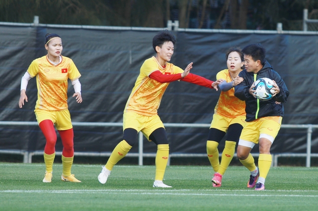 Tuyển nữ Việt Nam 'đổi gió' chơi bóng bằng tay chuẩn bị cho trận với ĐT nữ Mỹ - Ảnh 2.