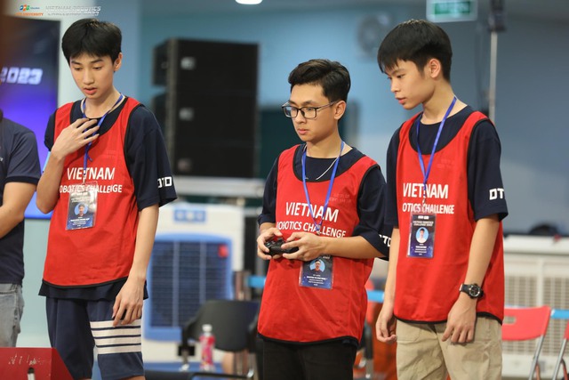 Cúp vô địch Vietnam Robotics Challenge 2023 đã gọi tên THPT Đoàn Thị Điểm và THPT Hai Bà Trưng - Thạch Thất - Ảnh 2. Cúp vô địch Vietnam Robotics Challenge 2023 đã gọi tên THPT Đoàn Thị Điểm và THPT Hai Bà Trưng - Thạch Thất - Ảnh 2.