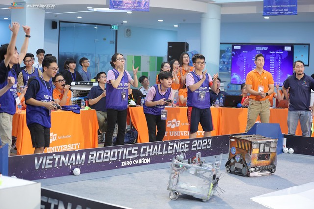 Cúp vô địch Vietnam Robotics Challenge 2023 đã gọi tên THPT Đoàn Thị Điểm và THPT Hai Bà Trưng - Thạch Thất - Ảnh 1. Cúp vô địch Vietnam Robotics Challenge 2023 đã gọi tên THPT Đoàn Thị Điểm và THPT Hai Bà Trưng - Thạch Thất - Ảnh 1.