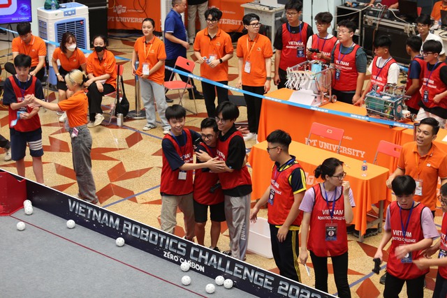 Cúp vô địch Vietnam Robotics Challenge 2023 đã gọi tên THPT Đoàn Thị Điểm và THPT Hai Bà Trưng - Thạch Thất - Ảnh 3. Cúp vô địch Vietnam Robotics Challenge 2023 đã gọi tên THPT Đoàn Thị Điểm và THPT Hai Bà Trưng - Thạch Thất - Ảnh 3.