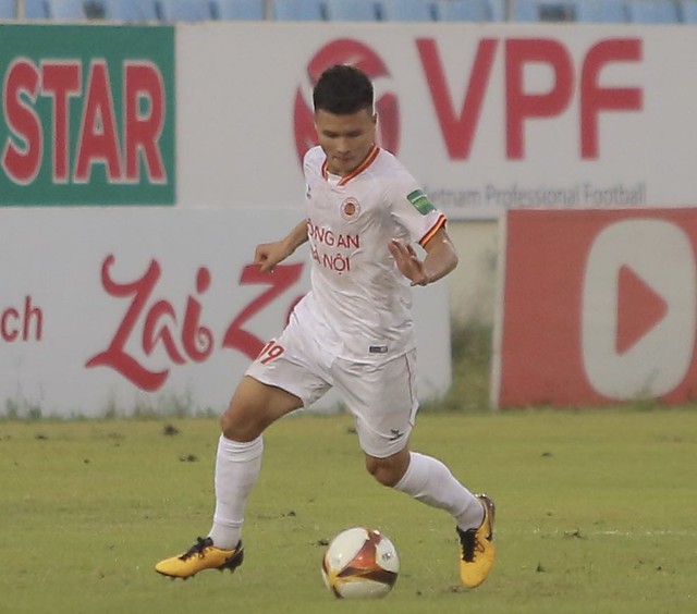 Quang Hải chưa để lại dấu ấn, Filip Nguyễn nhận bàn thua ngay lần đầu ra mắt - Ảnh 1.