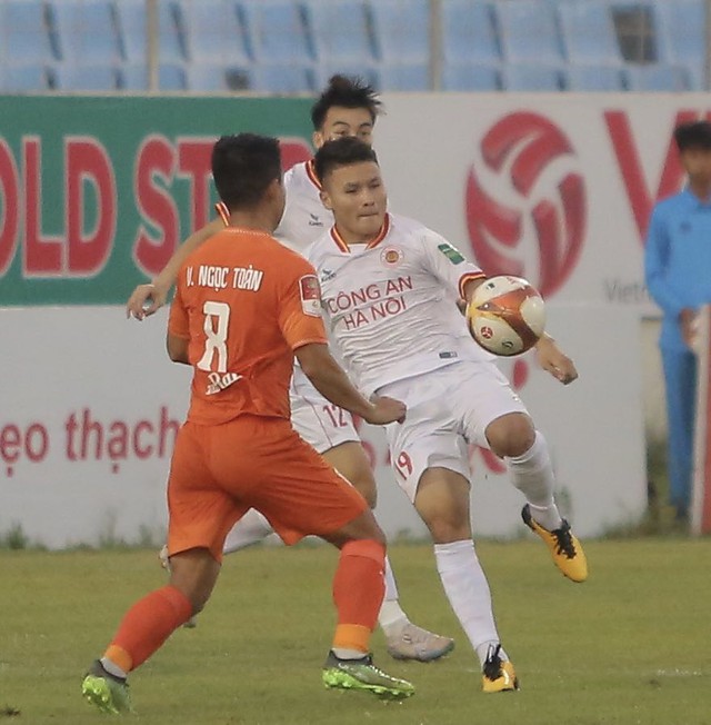 Quang Hải chưa để lại dấu ấn, Filip Nguyễn nhận bàn thua ngay lần đầu ra mắt - Ảnh 2.