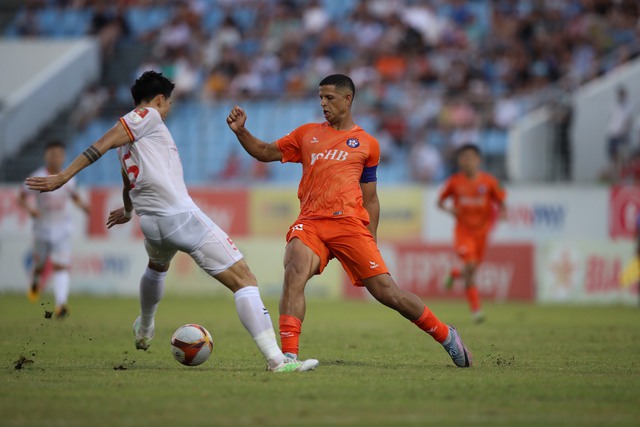 Filip Nguyễn bất lực, Quang Hải nhạt nhòa, CLB CAHN thua cay đắng đội bét bảng V.League - Ảnh 3.