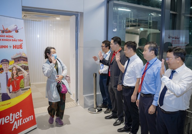 Nhà ga T2 - Cảng Hàng không quốc tế Phú Bài đón chuyến bay quốc tế đầu tiên - Ảnh 1.