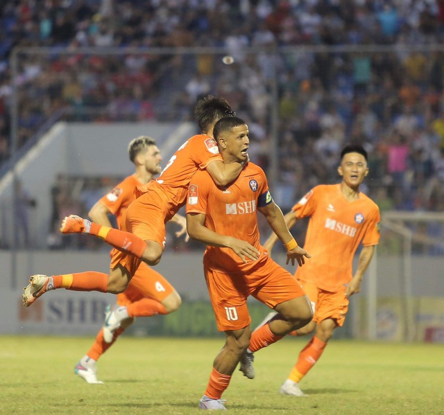 Quang Hải chưa để lại dấu ấn, Filip Nguyễn nhận bàn thua ngay lần đầu ra mắt - Ảnh 8.