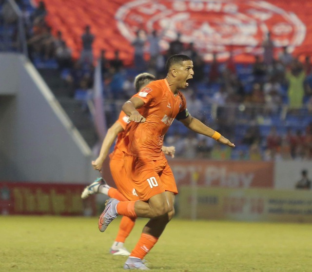 Quang Hải chưa để lại dấu ấn, Filip Nguyễn nhận bàn thua ngay lần đầu ra mắt - Ảnh 7.