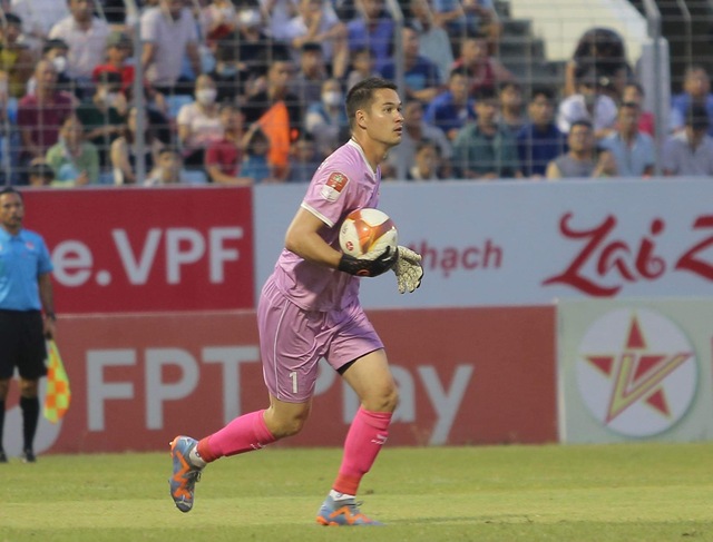 Quang Hải chưa để lại dấu ấn, Filip Nguyễn nhận bàn thua ngay lần đầu ra mắt - Ảnh 5.