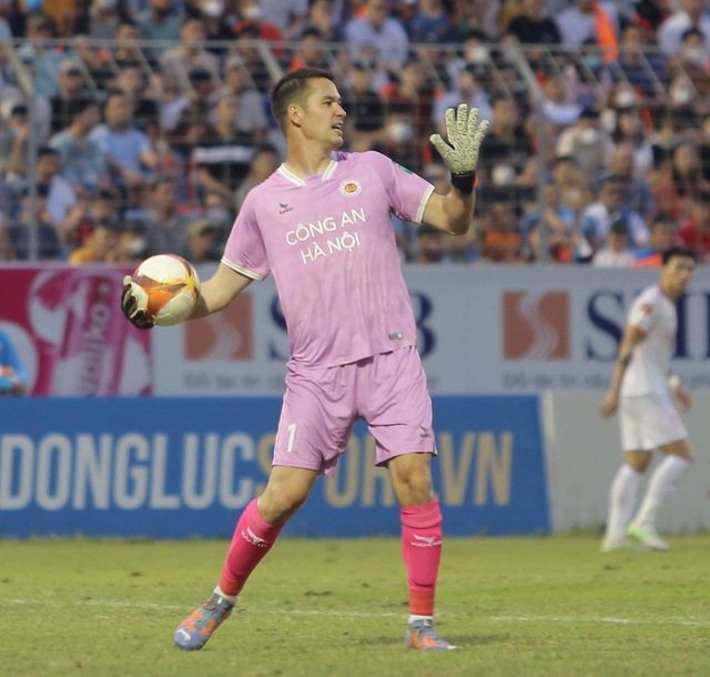 Quang Hải chưa để lại dấu ấn, Filip Nguyễn nhận bàn thua ngay lần đầu ra mắt - Ảnh 4.