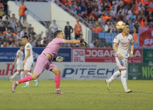 Quang Hải chưa để lại dấu ấn, Filip Nguyễn nhận bàn thua ngay lần đầu ra mắt - Ảnh 6.
