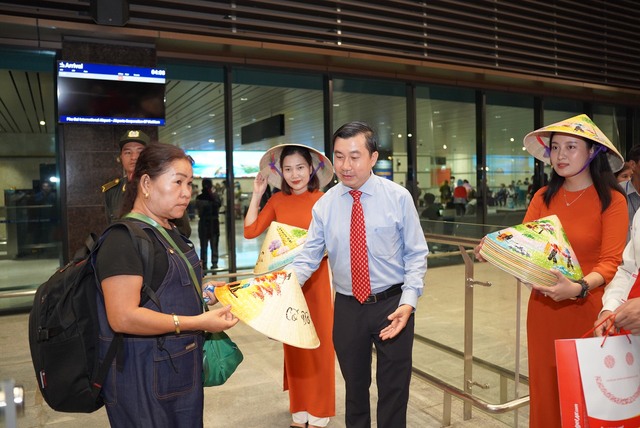 Nhà ga T2 - Cảng Hàng không quốc tế Phú Bài đón chuyến bay quốc tế đầu tiên - Ảnh 4.