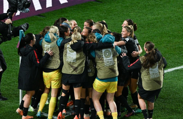 Khoảnh khắc vỡ òa của đội tuyển New Zealand sau khi giành chiến thắng lịch sử tại World Cup nữ - Ảnh 1.