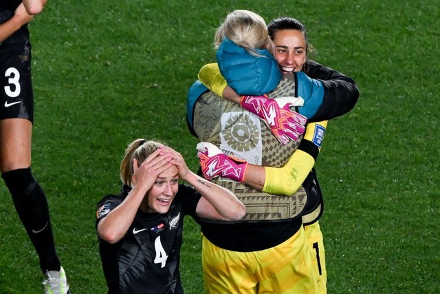Khoảnh khắc vỡ òa của đội tuyển New Zealand sau khi giành chiến thắng lịch sử tại World Cup nữ - Ảnh 2.