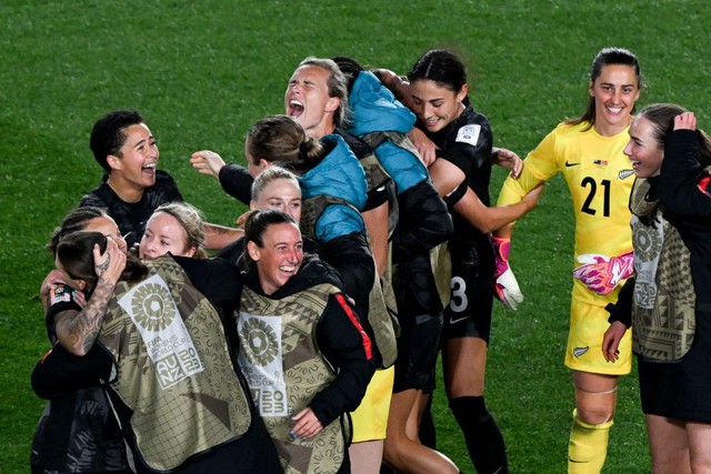 Khoảnh khắc vỡ òa của đội tuyển New Zealand sau khi giành chiến thắng lịch sử tại World Cup nữ - Ảnh 3.