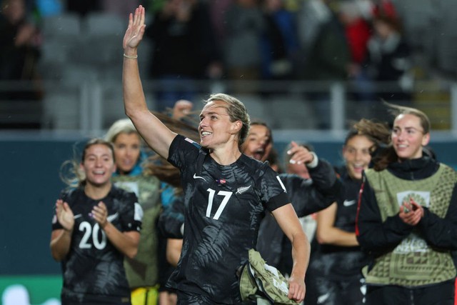 Khoảnh khắc vỡ òa của đội tuyển New Zealand sau khi giành chiến thắng lịch sử tại World Cup nữ - Ảnh 8.