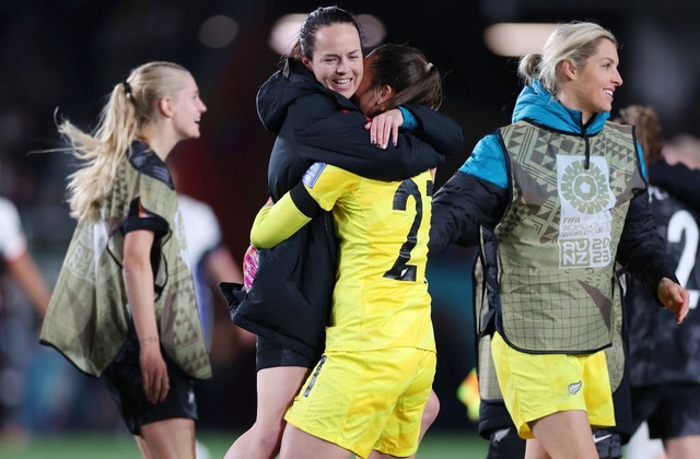 Khoảnh khắc vỡ òa của đội tuyển New Zealand sau khi giành chiến thắng lịch sử tại World Cup nữ - Ảnh 6.
