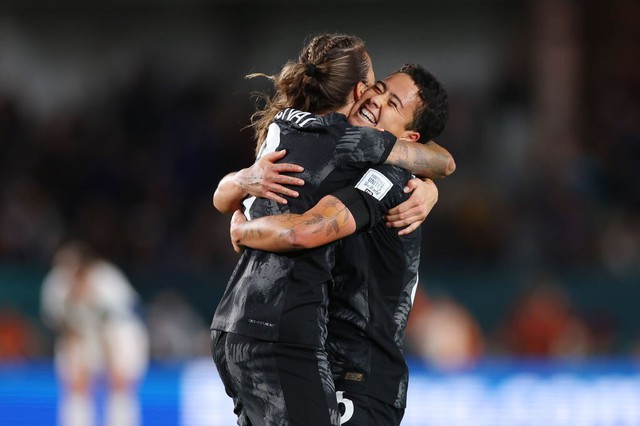 Khoảnh khắc vỡ òa của đội tuyển New Zealand sau khi giành chiến thắng lịch sử tại World Cup nữ - Ảnh 4.