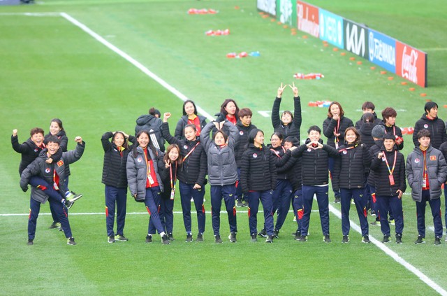 Đội tuyển nữ Việt Nam tự hào hô vang &quot;Việt Nam&quot; khi tham quan sân thi đấu ở World Cup 2023 - Ảnh 2.