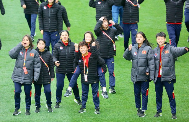 Đội tuyển nữ Việt Nam tự hào hô vang &quot;Việt Nam&quot; khi tham quan sân thi đấu ở World Cup 2023 - Ảnh 3.