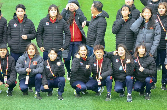 Đội tuyển nữ Việt Nam tự hào hô vang &quot;Việt Nam&quot; khi tham quan sân thi đấu ở World Cup 2023 - Ảnh 4.