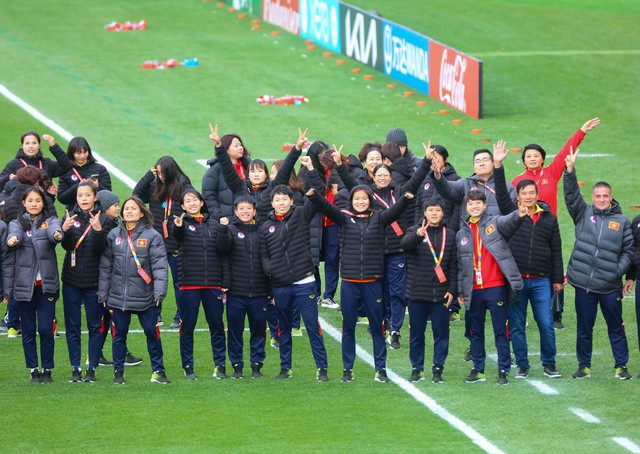 Đội tuyển nữ Việt Nam tự hào hô vang &quot;Việt Nam&quot; khi tham quan sân thi đấu ở World Cup 2023 - Ảnh 1.