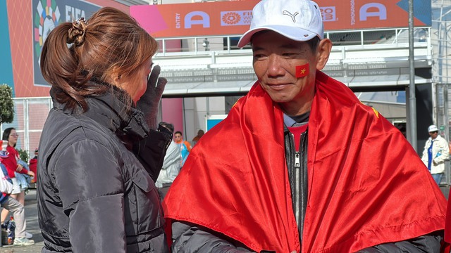 Bố mẹ Huỳnh Như xúc động, rơi nước mắt khi gửi lời cổ vũ con gái và đội tuyển nữ Việt Nam  - Ảnh 2.