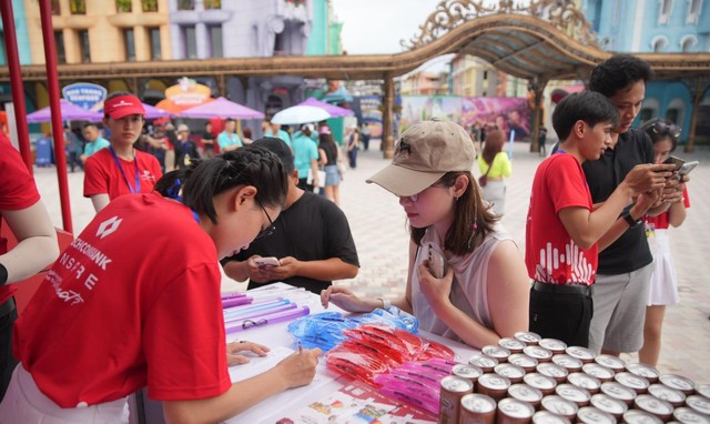 Linda Ngô - Phong Đạt cùng dàn trai xinh gái đẹp &quot;xúng xính&quot; tại siêu nhạc hội 8Wonder, loạt hoạt động có 1-0-2 không kém festival quốc tế! - Ảnh 3.