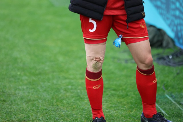 Xúc động hình ảnh cầu thủ nữ Việt Nam băng đầu, băng kín chân vẫn thi đấu hết mình vì màu cờ sắc áo - Ảnh 2.