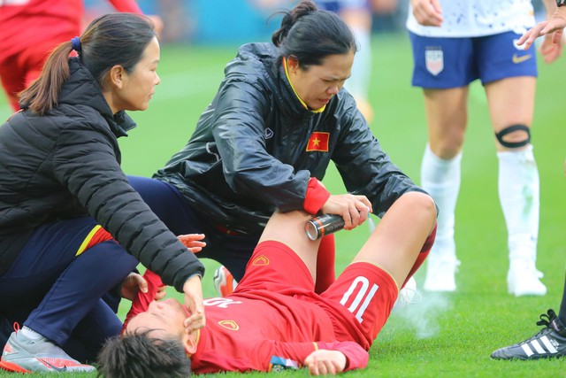 Xúc động hình ảnh cầu thủ nữ Việt Nam băng đầu, băng kín chân vẫn thi đấu hết mình vì màu cờ sắc áo - Ảnh 7.