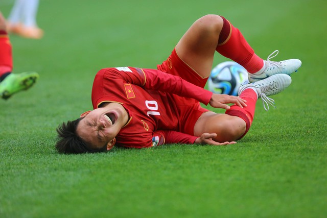 Xúc động hình ảnh cầu thủ nữ Việt Nam băng đầu, băng kín chân vẫn thi đấu hết mình vì màu cờ sắc áo - Ảnh 6.