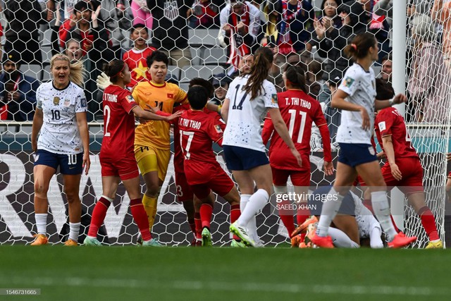 Thủ môn Việt Nam xuất sắc cản phá thành công quả penalty của huyền thoại đội tuyển Mỹ - Ảnh 2.