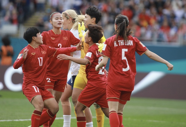 Hoan hô thủ môn Kim Thanh, xuất sắc cản phá penalty giúp đội tuyển nữ Việt Nam 'thoát' bàn thua - Ảnh 1.