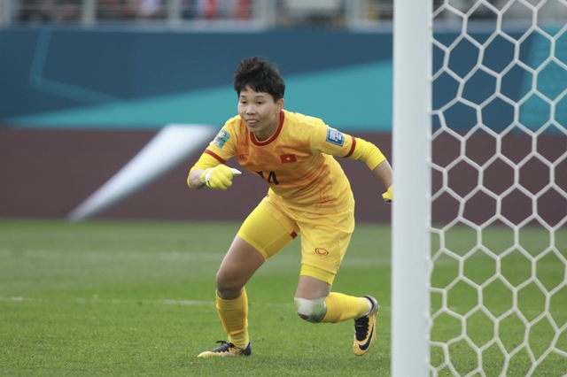 Hoan hô thủ môn Kim Thanh, xuất sắc cản phá penalty giúp đội tuyển nữ Việt Nam 'thoát' bàn thua - Ảnh 3.