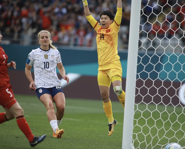 Hoan hô thủ môn Kim Thanh, xuất sắc cản phá penalty giúp đội tuyển nữ Việt Nam 'thoát' bàn thua - Ảnh 2.