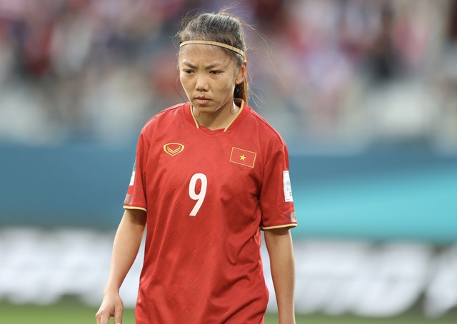 Huỳnh Như đi tìm bố mẹ sau trận đấu, đội tuyển nữ Việt Nam tri ân CĐV trên khán đài - Ảnh 9.