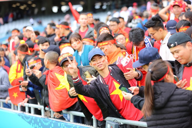 Huỳnh Như đi tìm bố mẹ sau trận đấu, đội tuyển nữ Việt Nam tri ân CĐV trên khán đài - Ảnh 8.