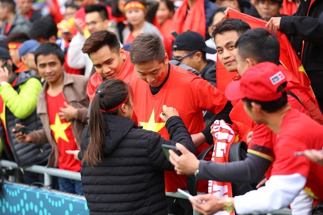 Huỳnh Như đi tìm bố mẹ sau trận đấu, đội tuyển nữ Việt Nam tri ân CĐV trên khán đài - Ảnh 3.