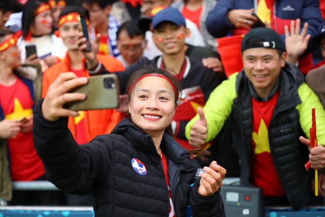 Huỳnh Như đi tìm bố mẹ sau trận đấu, đội tuyển nữ Việt Nam tri ân CĐV trên khán đài - Ảnh 6.