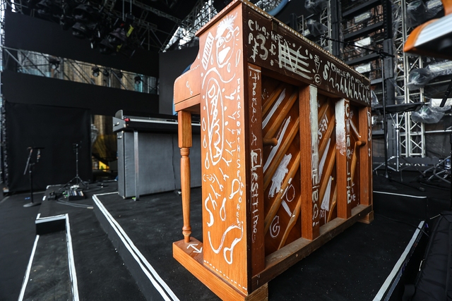 Tổng duyệt sân khấu của Charlie Puth: chiếc piano đặc trưng của nam ca sĩ đã xuất hiện, dàn nhạc công quốc tế ráo riết tập luyện dưới mưa! - Ảnh 9.