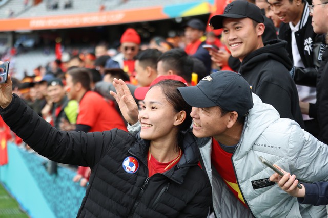 Hoàng Thị Loan có hành động ấm áp, tuyển nữ Việt Nam khiến CĐV vỡ òa sau trận gặp Mỹ  - Ảnh 5.