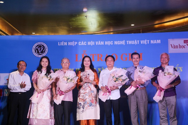 Trao giải cuộc thi tìm hiểu 75 năm xây dựng và phát triển Liên hiệp các Hội VHNT Việt Nam - Ảnh 1.