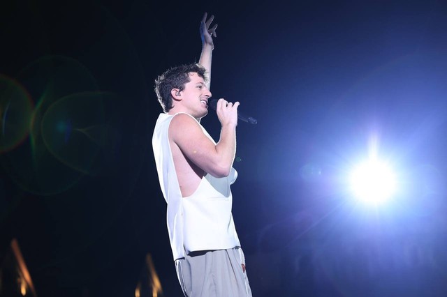 HOT: Charlie Puth khuấy đảo 8Wonder, hàng nghìn khán giả vỡ oà - Ảnh 6.