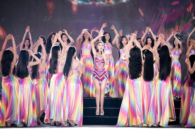 Toàn cảnh Chung kết Miss World Vietnam 2023: Loạt khoảnh khắc gây xúc động, top 3 vỡ oà khi đăng quang  - Ảnh 8.