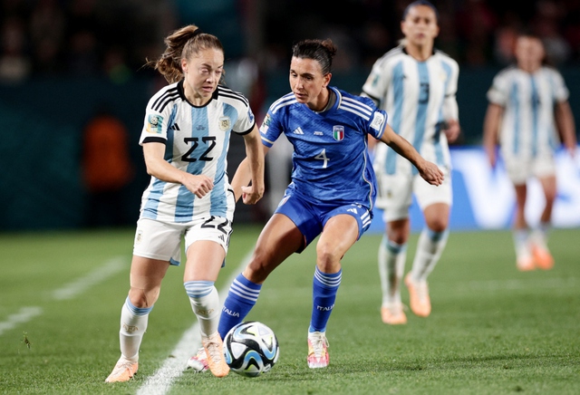 Thua nghẹt thở trước Italia, Argentina đối diện nguy cơ bị loại sớm khỏi World Cup - Ảnh 1.