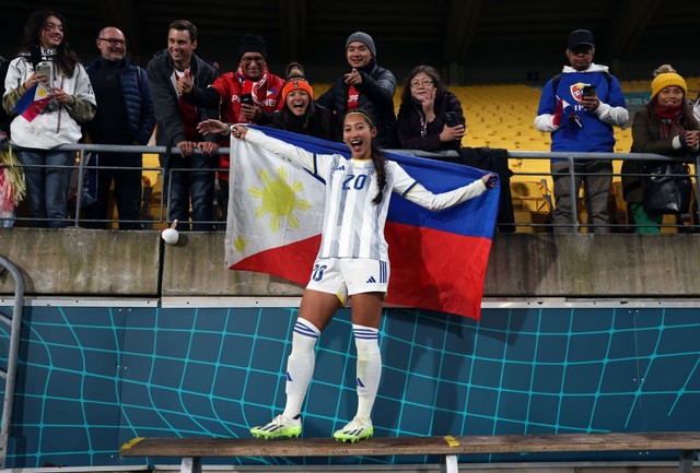 HLV chia sẻ xúc động sau khi nữ Philippines có chiến thắng lịch sử ở World Cup: Các cô gái đã thi đấu bằng cả trái tim - Ảnh 3.