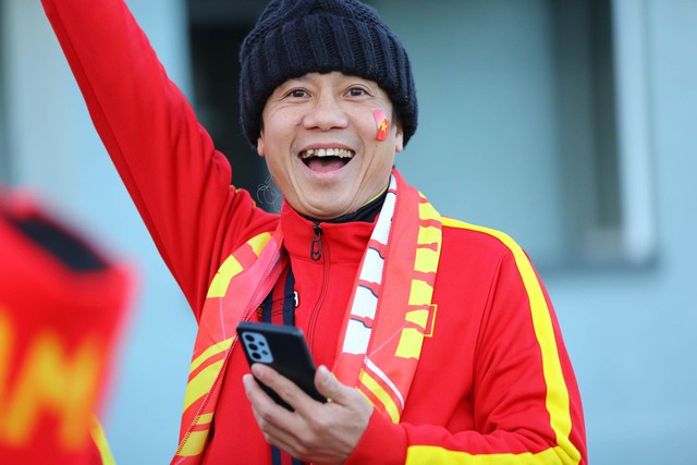 Người hâm mộ rộn ràng đến sân tiếp sức mạnh tinh thần cho đội tuyển nữ Việt Nam - Ảnh 5.