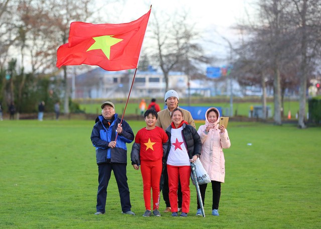 Người hâm mộ rộn ràng đến sân tiếp sức mạnh tinh thần cho đội tuyển nữ Việt Nam - Ảnh 3.